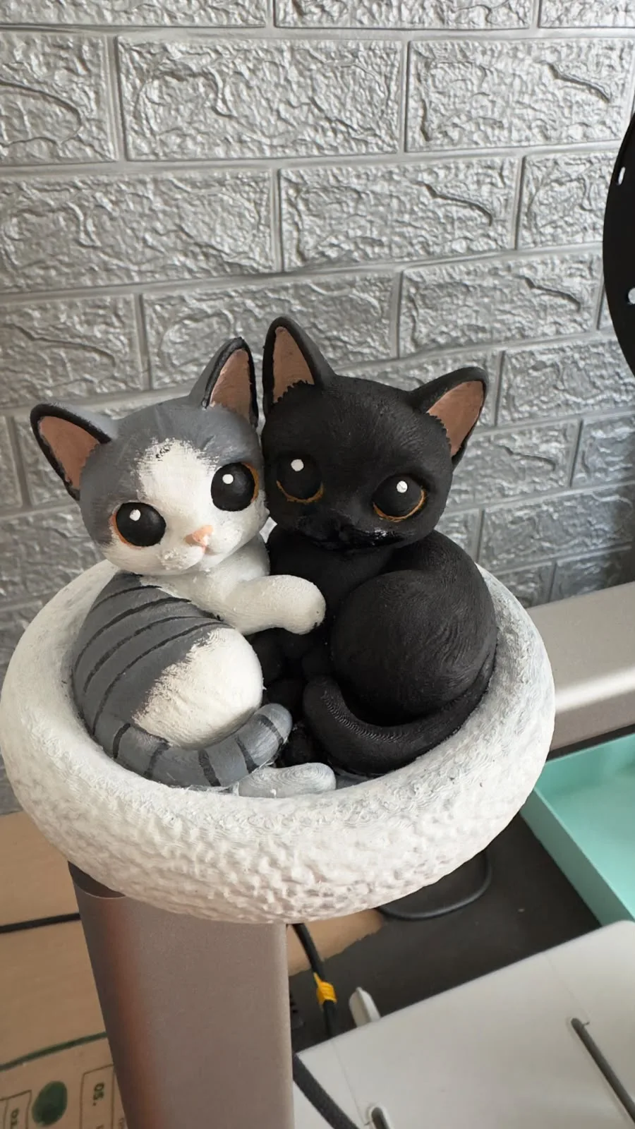 Miniaturas personalizadas de dois gatos abraçados