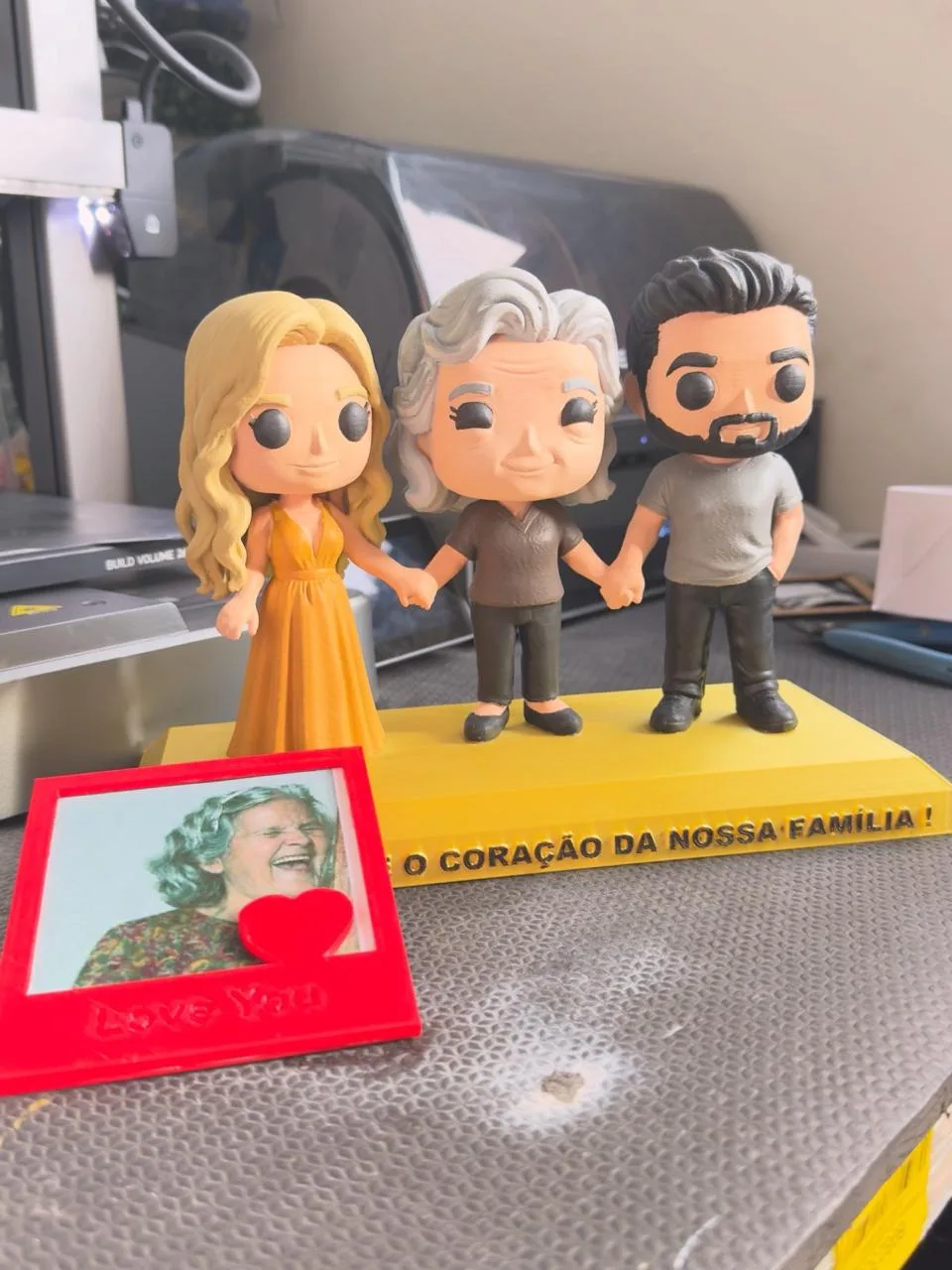 Miniatura personalizada de três gerações de uma família