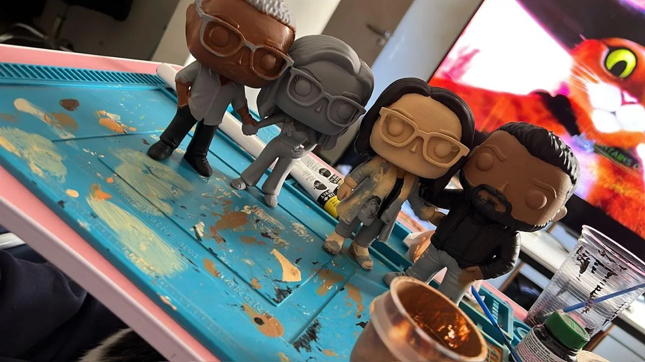 Processo real de pintura artesanal das miniaturas