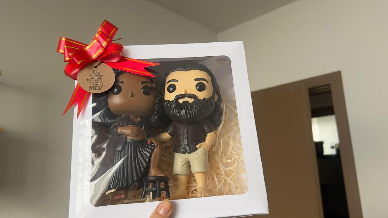 Miniaturas prontas e protegidas em caixa com laço para entrega